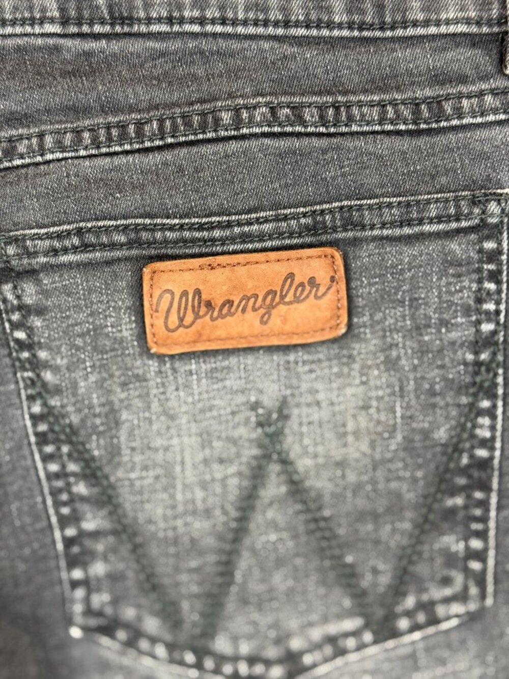 Wrangler Retro Slim Straight Mens Jeans (Size 33x30) - Picture 5 of 5